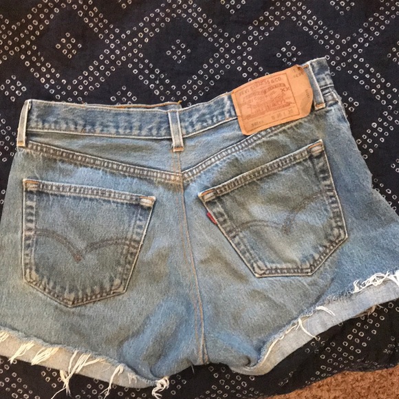 Vintage Levi’s distressed denim shorts - Picture 2 of 3